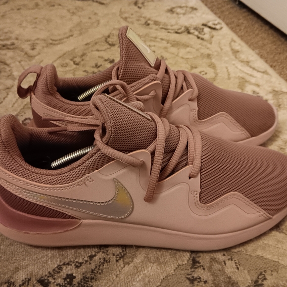 Women's Nike Tessen Running Shoes - Picture 2 of 8